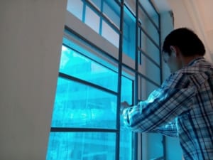 dán kính cửa sổ phản quang xanh dương