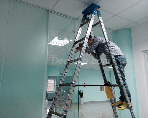 thi công dán kính mờ văn phòng giá rẻ